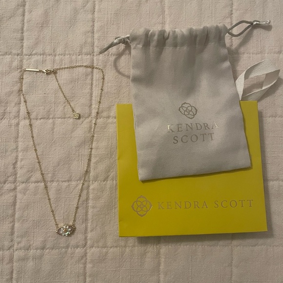 Kendra Scott Elisa Gold Flower Petal Framed Short Pendant Necklace - Picture 1 of 5